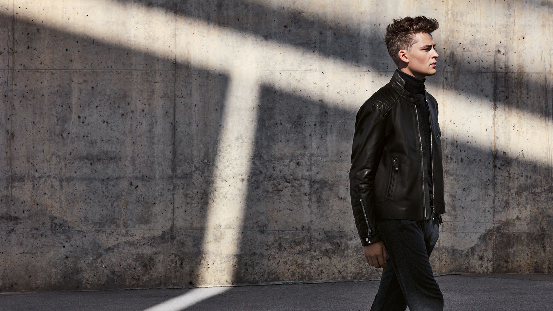 Een man draagt het lederen jack voor heren uit de BMW Collection Een man draagt het lederen jack voor heren uit de BMW Collection