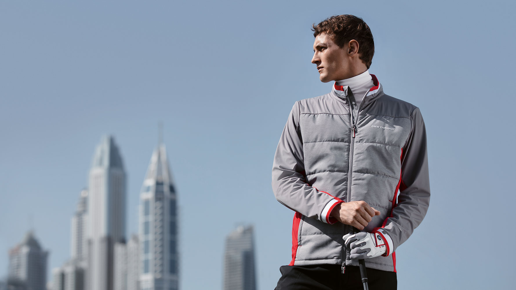 Een man presenteert artikelen uit de BMW Golfsport Collection Een man presenteert artikelen uit de BMW Golfsport Collection