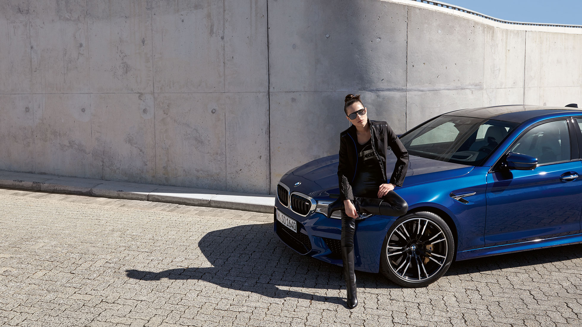 BMW M Collection Een jonge vrouw draagt een BMW M damesjack