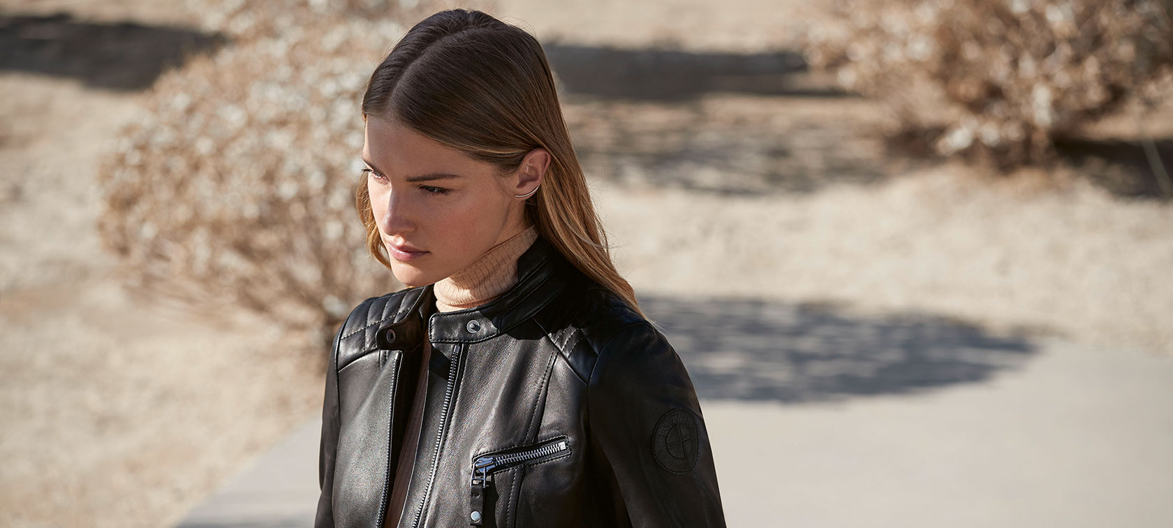 BMW Lederen jack dames. Een vrouwelijk model draagt het BMW Lederen jack voor dames.
