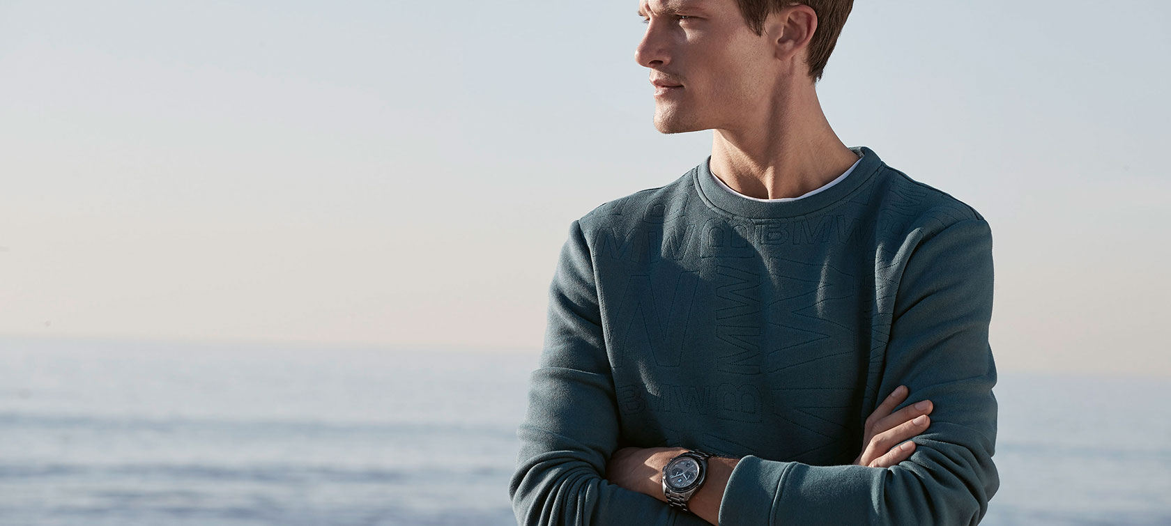 BMW Sweatshirt heren. Een jonge man draagt het BMW Sweatshirt voor heren.