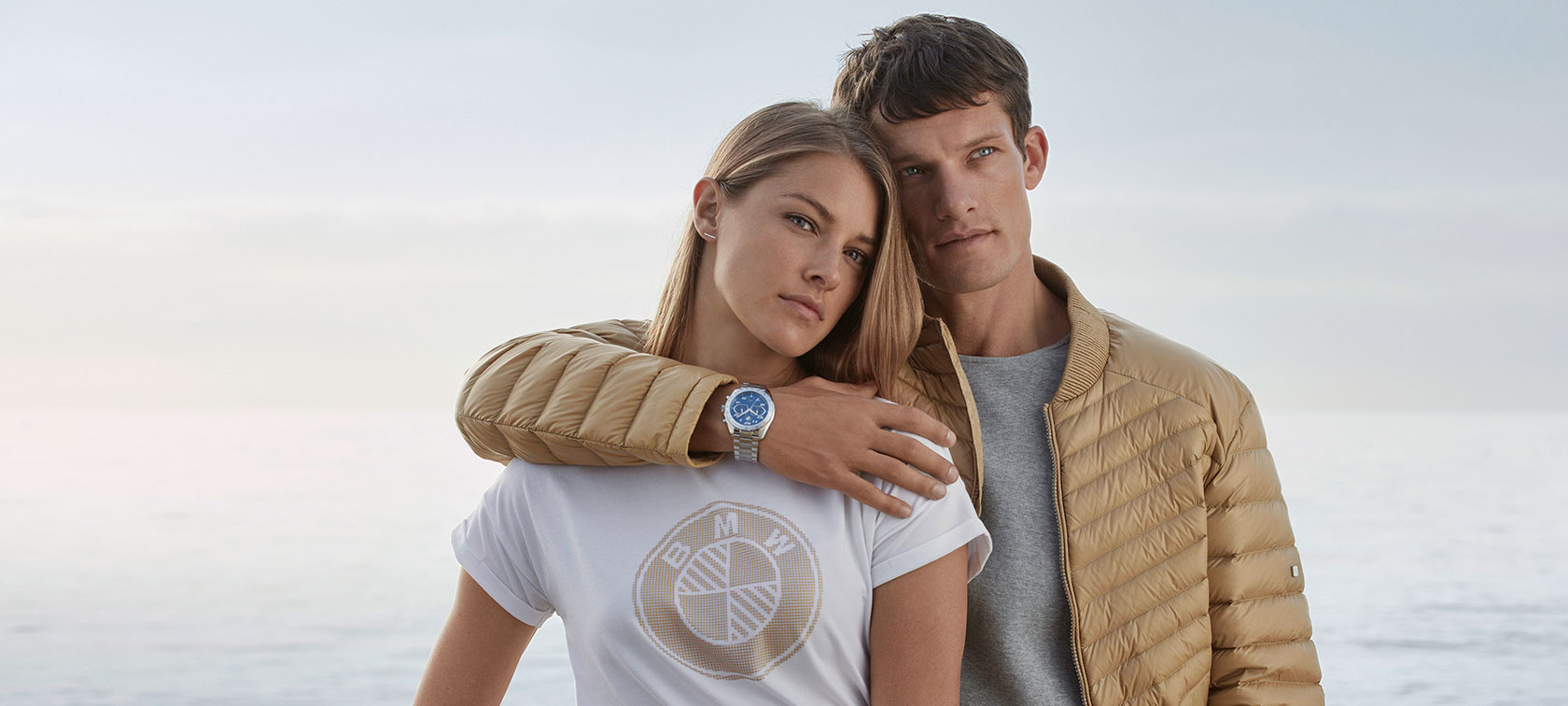 Meer producten. Een stel laat producten uit de BMW Collection zien.