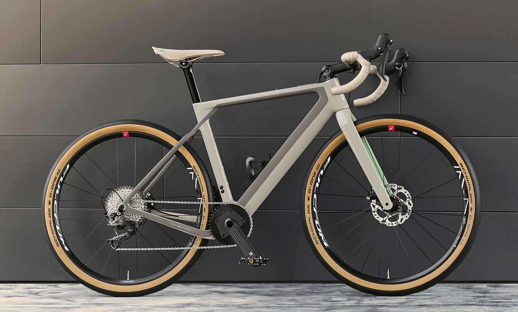 3T for BMW Gravelbike. Foto van zijkant van de 3T for BMW Gravelbike.