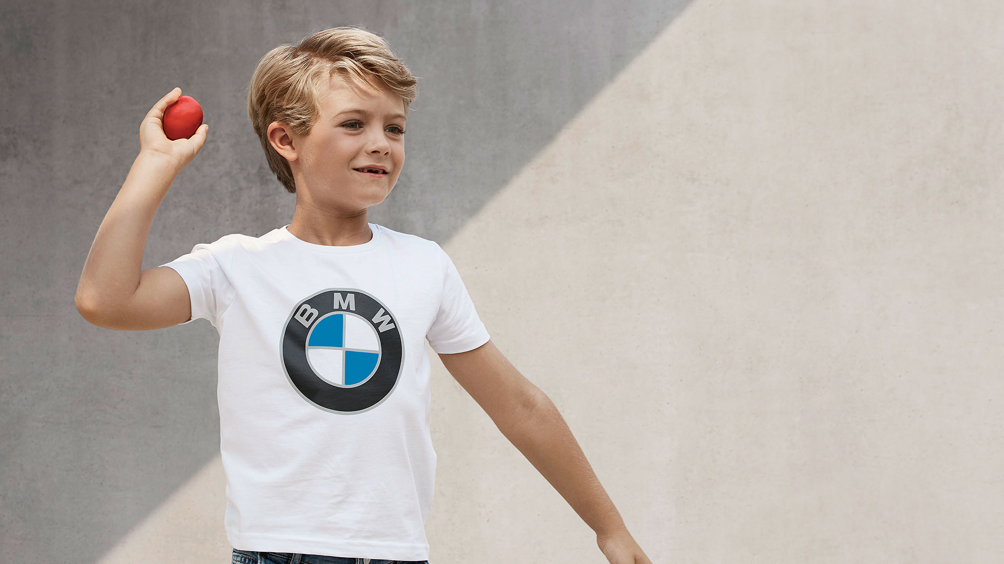 BMW Kids Collection. Een jongen draagt kleding uit de BMW Kids Collection.
