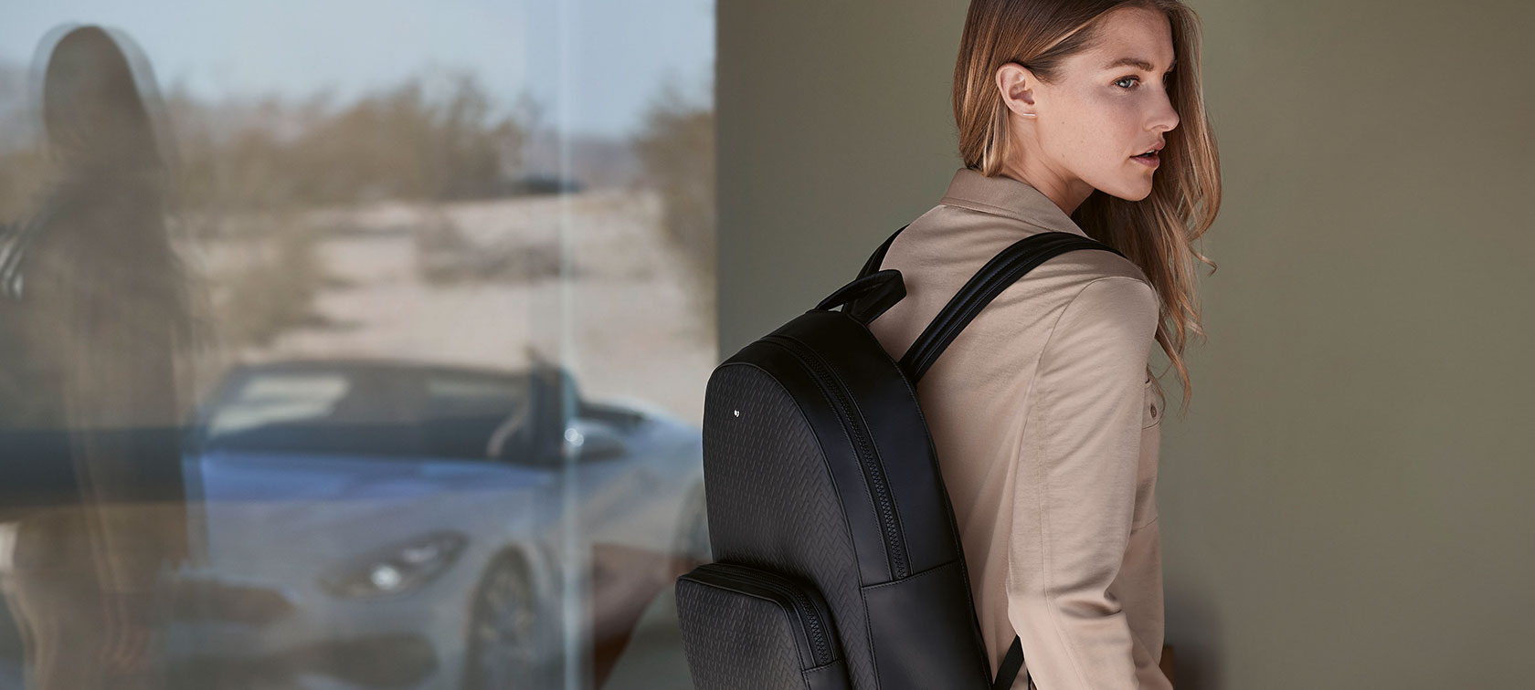 Een jonge vrouw draagt artikelen uit de BMW Collection. Een jonge vrouw draagt artikelen uit de BMW Collection.