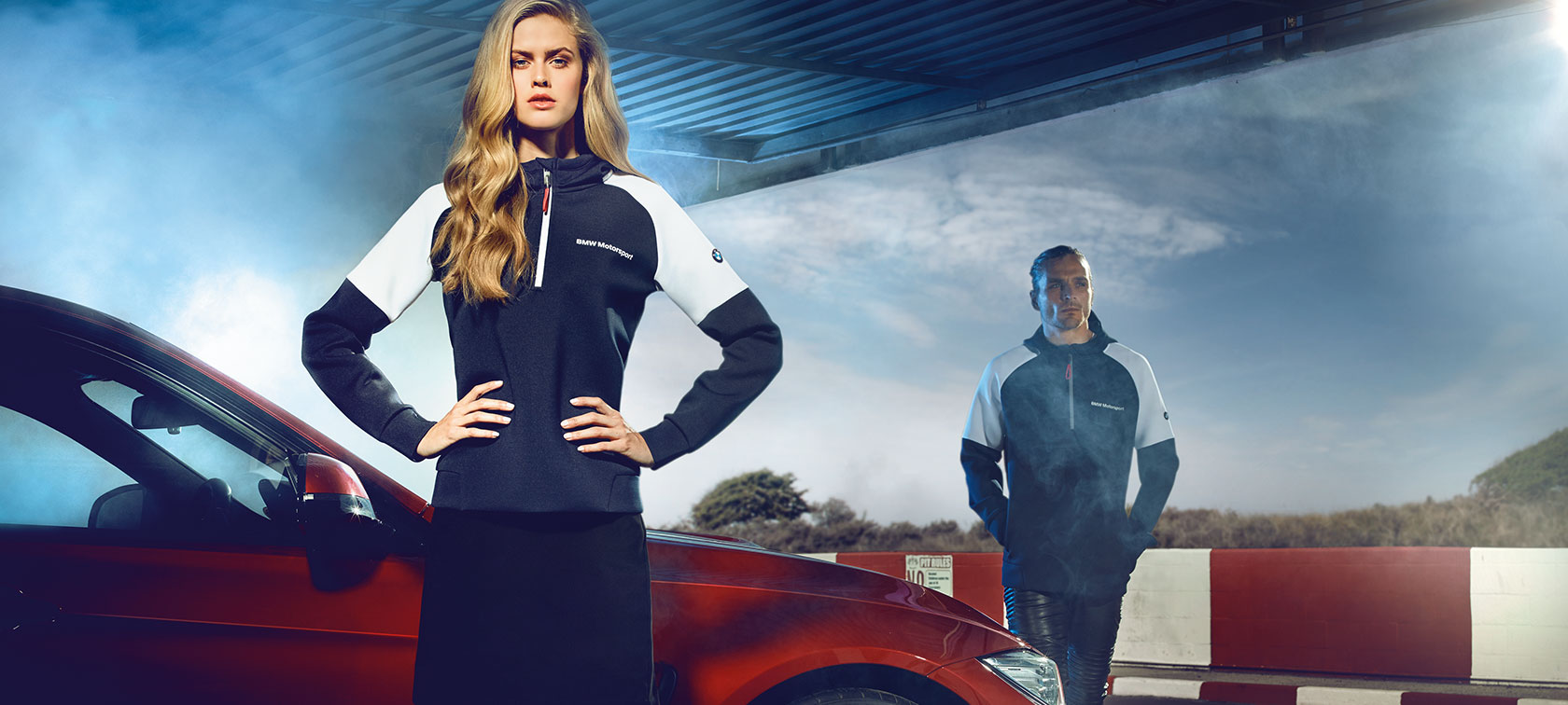 Man en vrouw in kleding van de BMW Motorsport Collection. Man en vrouw in kleding van de BMW Motorsport Collection.