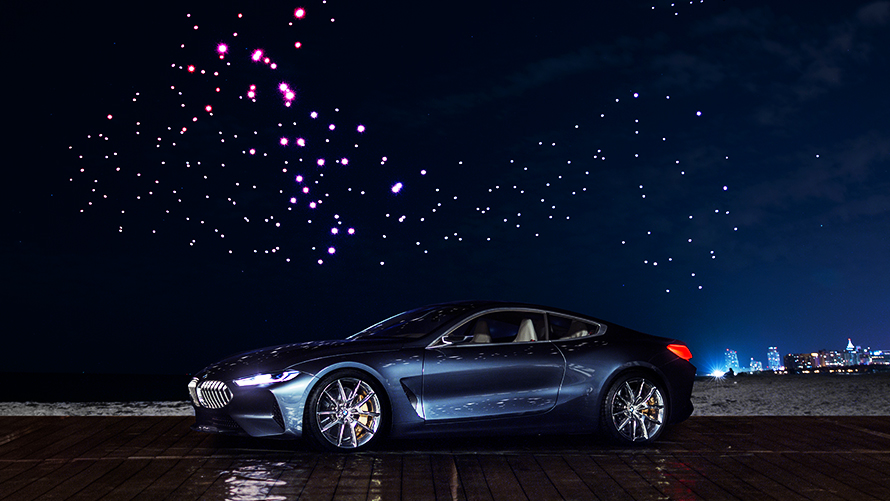 BMW Concept 8 Serie De BMW Concept 8 Serie staat 's nachts onder 300 lichtgevende drones