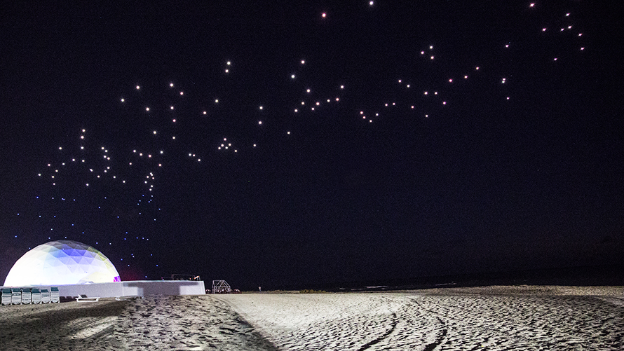 Duo Studio Drift, performance met drones Duo Studio Drift: lichtgevende drones vliegen 's nachts boven het strand