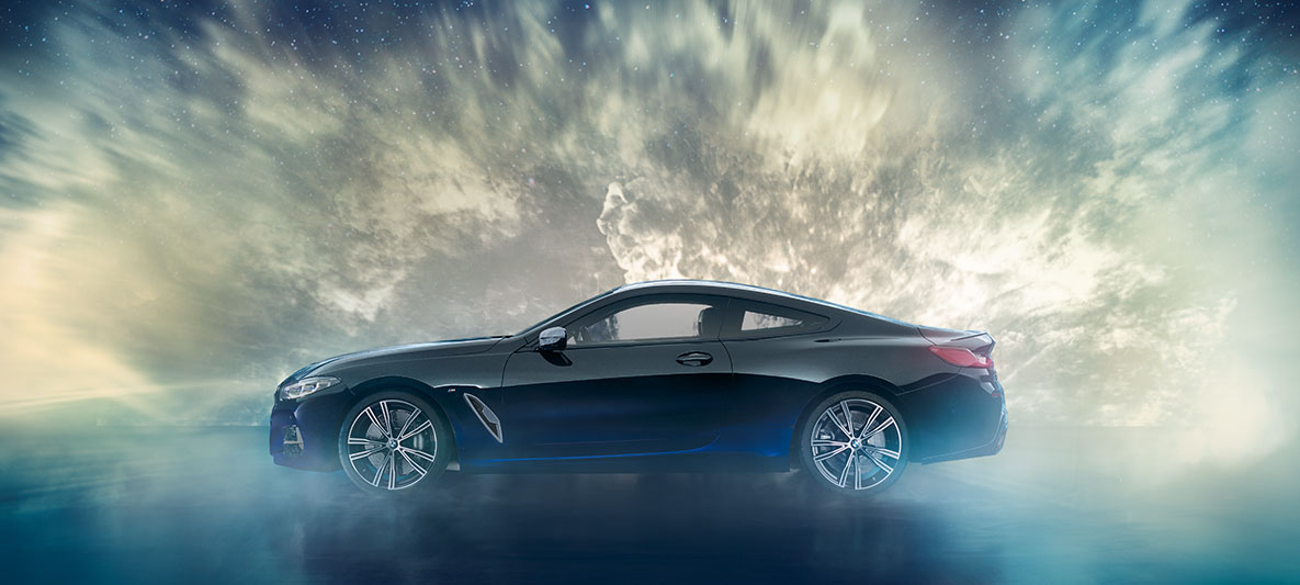 BMW Individual M850i NIGHT SKY, zijaanzicht De BMW Individual M850i NIGHT SKY, zijaanzicht stilstaand