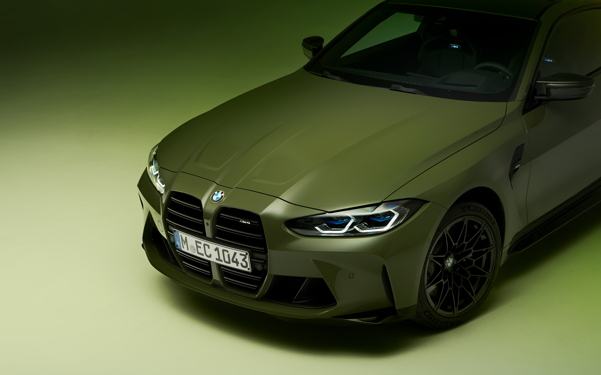 BMW M4 Competition Coupé G82 BMW Individual Urban Green driekwart vooraanzicht BMW M4 Competition Coupé G82 BMW Individual Urban Green driekwart vooraanzicht