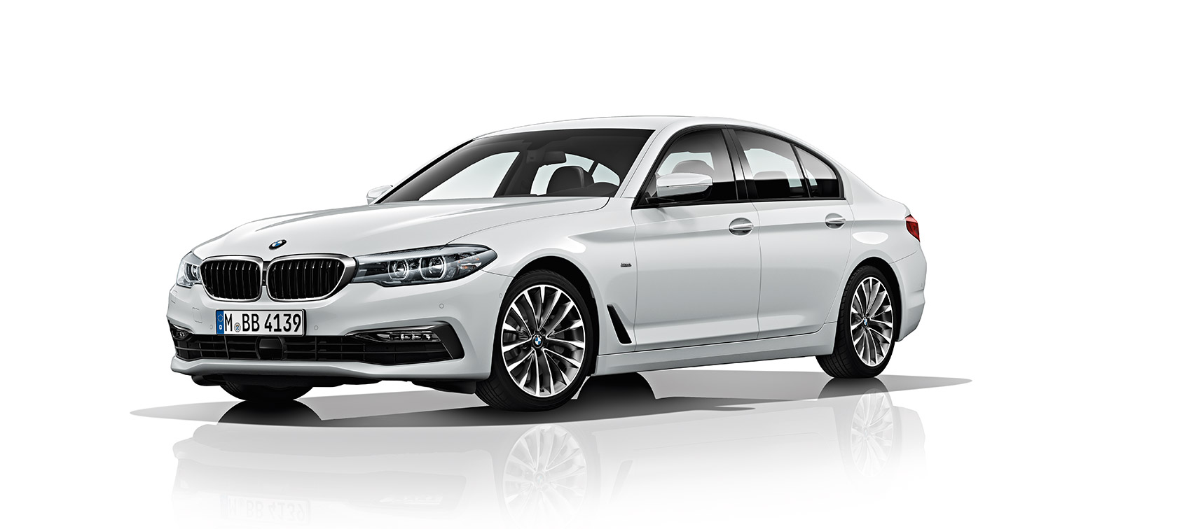 BMW 5 Serie Sedan Driekwart vooraanzicht van de BMW 5 Serie Sedan in het wit.