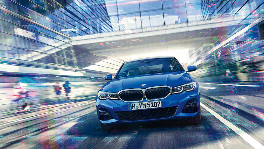 BMW Personal CoPilot: intelligent rijden U rijdt in een BMW en kijkt naar het BMW Personal CoPilot bestuurdersassistentiesysteem.