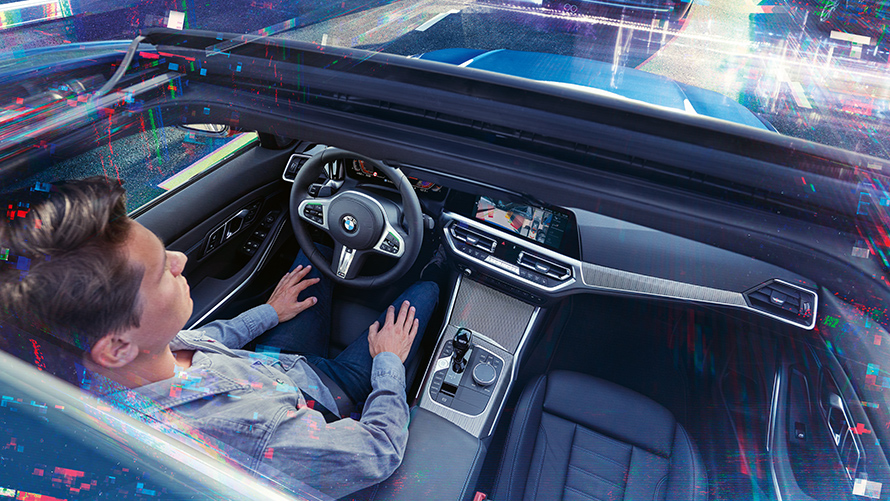 BMW Personal CoPilot: intelligent parkeren U zit in een BMW en maakt gebruik van de BMW Personal CoPilot Parking Assistant om te parkeren.