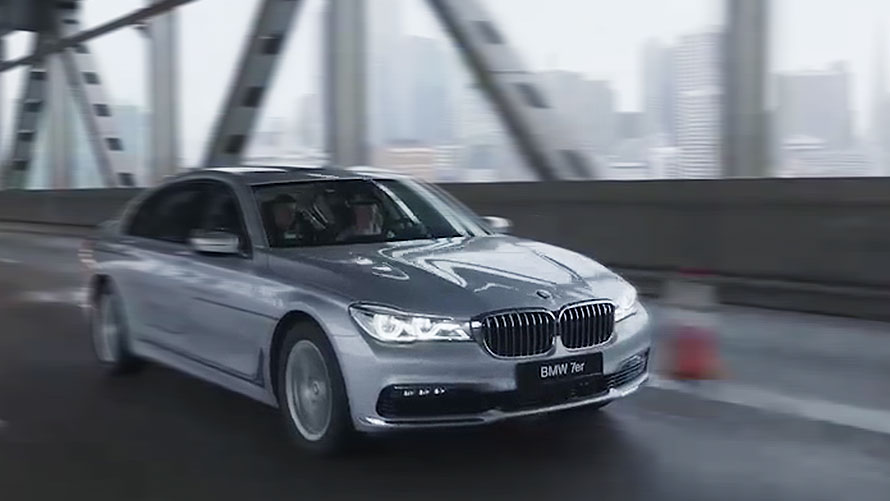 Beeldscherm met navigatie in een BMW Beeldscherm met navigatie aan de achterzijde van de bestuurdersstoel in een BMW