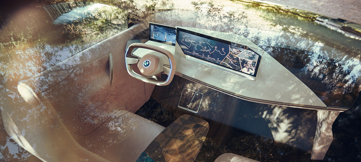 Cockpit van de BMW Vision iNEXT Cockpit van de BMW Vision iNEXT, blik door het panoramadak