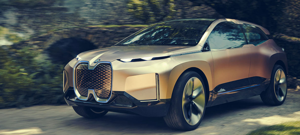 Driekwart vooraanzicht van de BMW Vision iNext Driekwart vooraanzicht van de BMW Vision iNEXT voor een muur