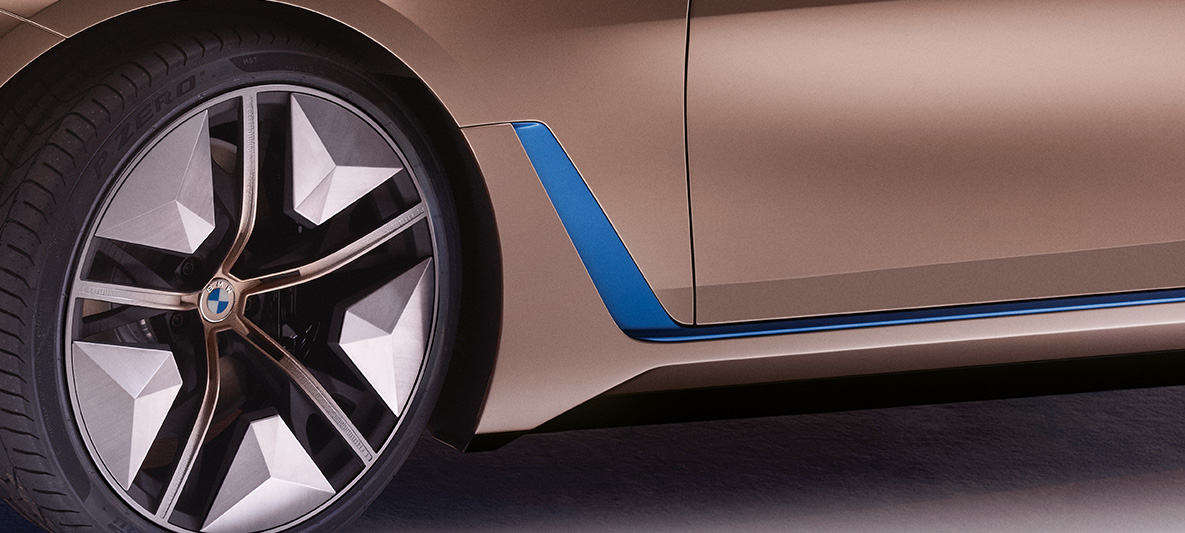 BMW Concept i4 close up wielen en blauw stijlaccent BMW Concept i4 close up wielen en blauw stijlaccent