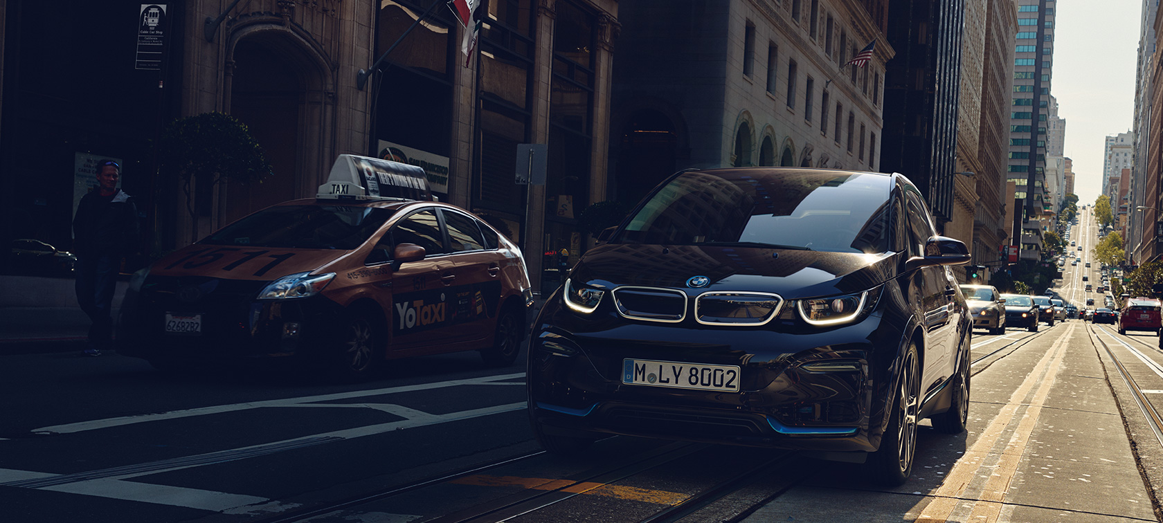BMW i3 op de weg BMW elektrische auto’s BMW i3 op de weg driekwart vooraanzicht