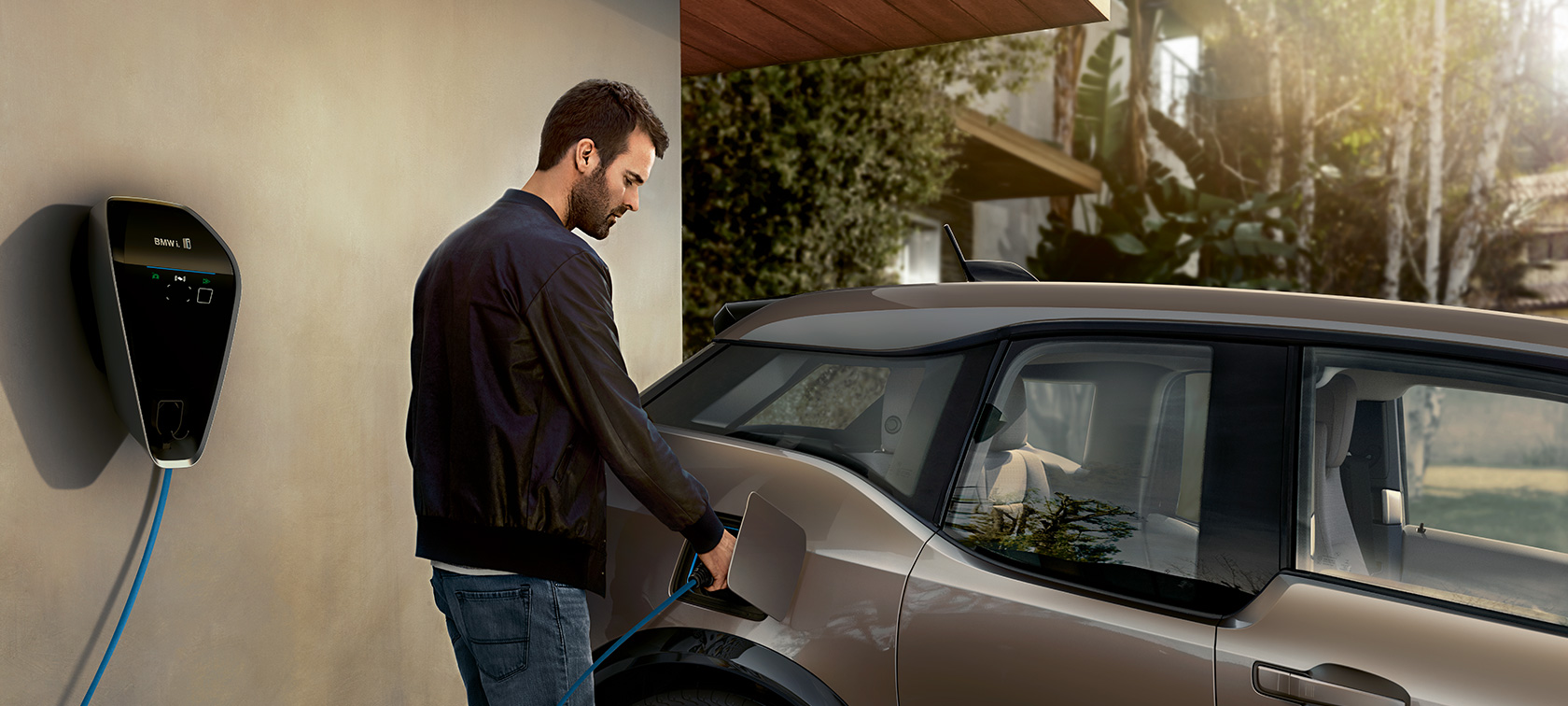 BMW i3s man bij BMW Wallbox BMW opladen BMW i3s man bij BMW Wallbox