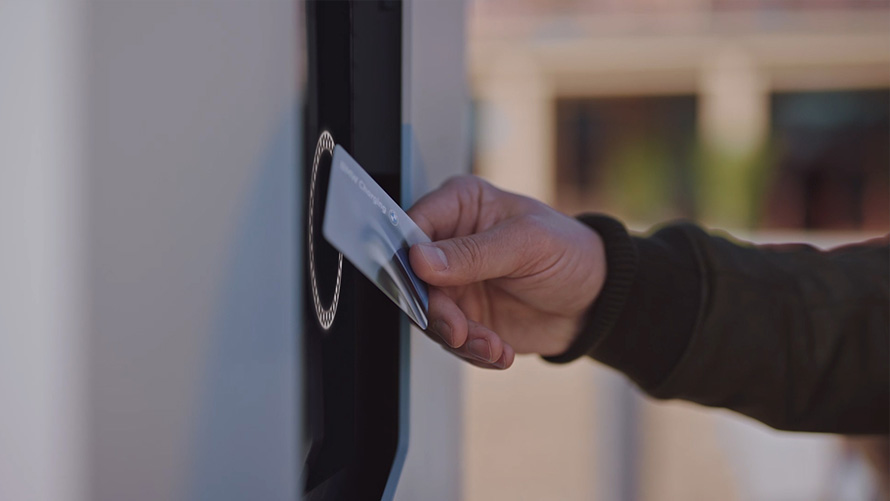 BMW elektrische auto’s BMW iX openbaar opladen met BMW snellaadstations video BMW elektrische auto’s BMW iX openbaar opladen met BMW snellaadstations video