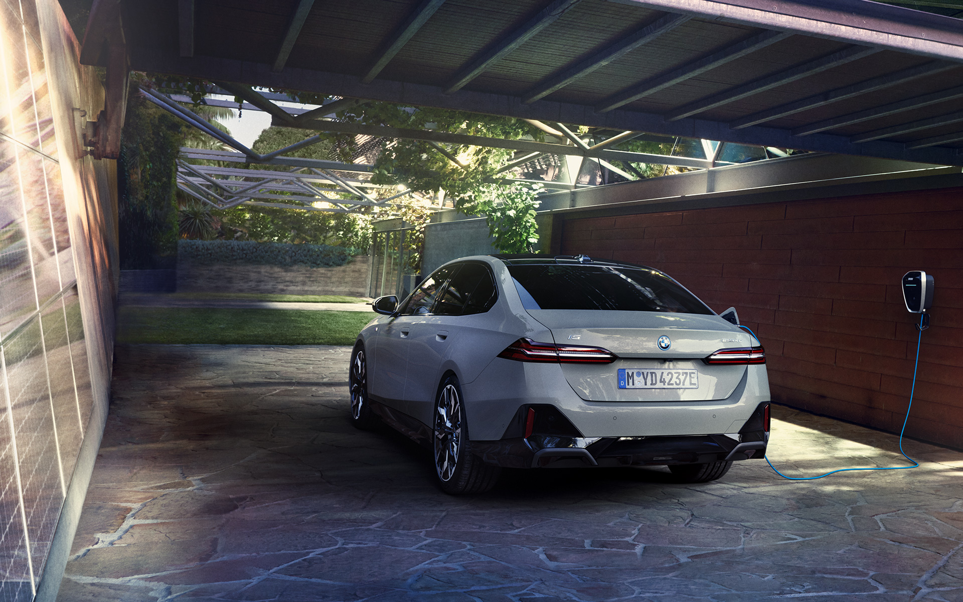 Zonne-energie BMW i5 eDrive40 G60 3/4 achteraanzicht