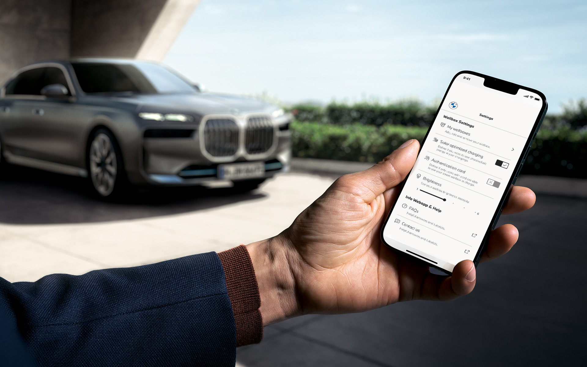 BMW i7 G70 smartphone op voorgrond toont My BMW App