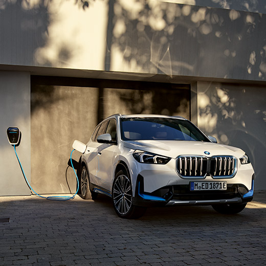 BMW iX1 U11 BEV opladen voor garage