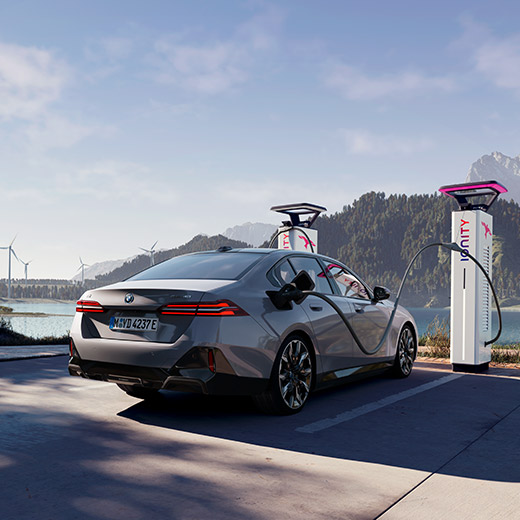 BMW i5 eDrive40 G60 aan laadpaal voor meer