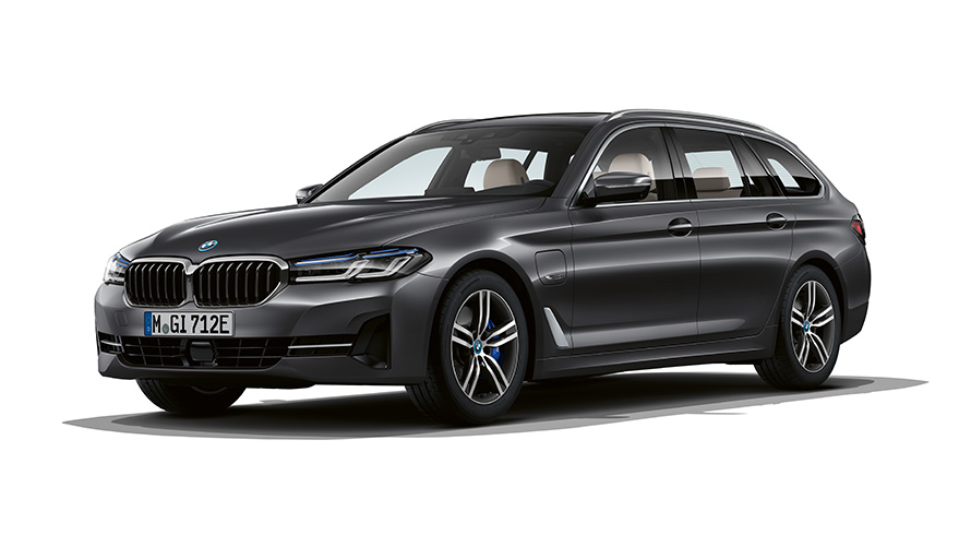 BMW 5 Serie Touring Plug-in Hybride driekwart vooraanzicht BMW 5 Serie Touring Plug-in Hybride studio driekwart vooraanzicht