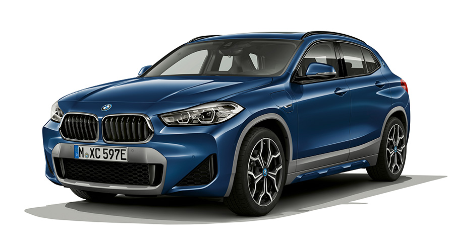 BMW X2 xDrive25e PHEV driekwart vooraanzicht BMW X2 xDrive25e PHEV studio driekwart vooraanzicht