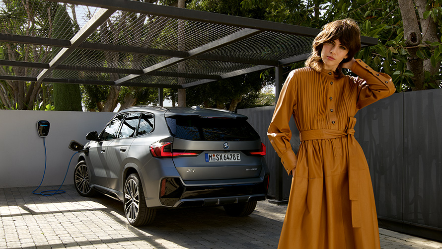 BMW X1 Plug-in Hybrid U11 achteraanzicht opladen BMW X1 Plug-in Hybrid U11 achteraanzicht opladen