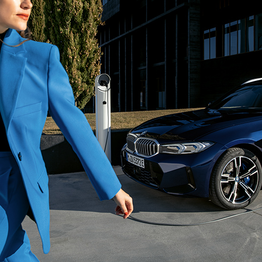 Opladen met BMW vrouw op voorgrond