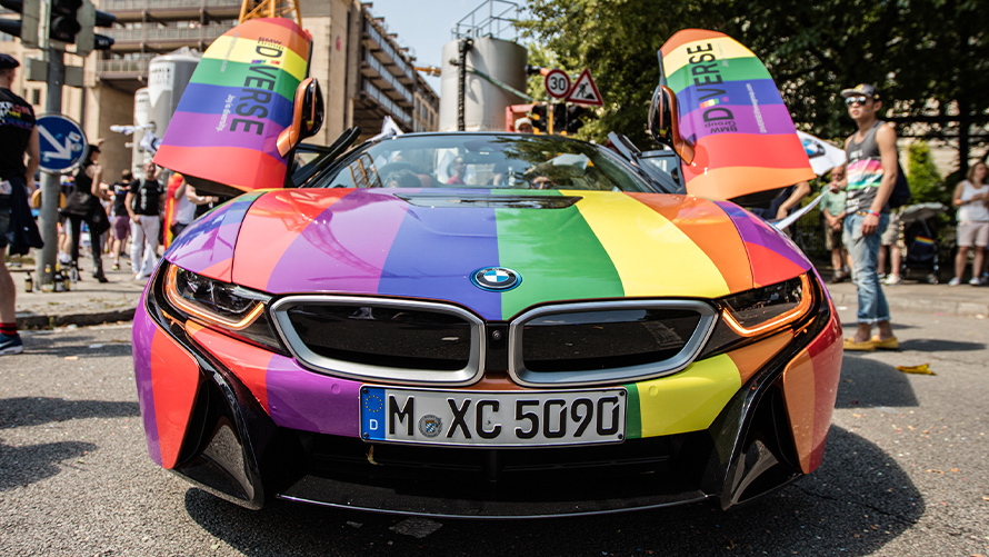 Diversiteit BMW duurzaamheid BMW duurzaamheid diversiteit groep mensen voor gebouw met gekleurde ballonnen in de lucht