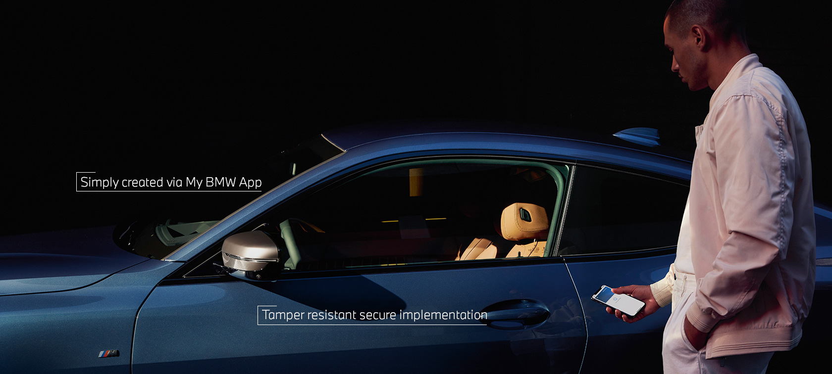 BMW Digital Key My BMW App man opent zijn BMW met smartphone BMW Digital Key My BMW App man opent zijn BMW met smartphone