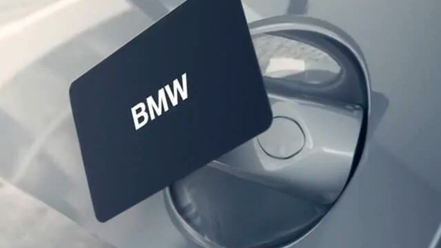 BMW Key Card Man opent zijn BMW met BMW Key Card als digitale autosleutel