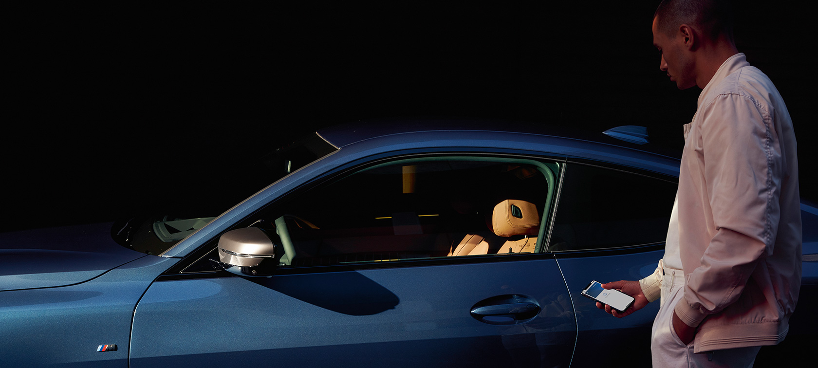 BMW Digital Key BMW Digital Key My BMW App man opent BMW 4 Serie Coupé met smartphone
