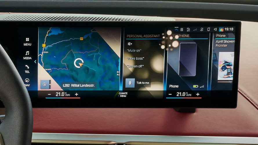 Persoon gebruikt MyModes van BMW iDrive via het touchscreen Persoon gebruikt MyModes van BMW iDrive via het touchscreen