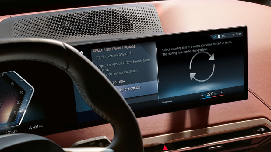 Persoon gebruikt tijdens rit BMW Maps met op de minuut nauwkeurige verkeersinformatie Persoon gebruikt tijdens rit BMW Maps met op de minuut nauwkeurige verkeersinformatie