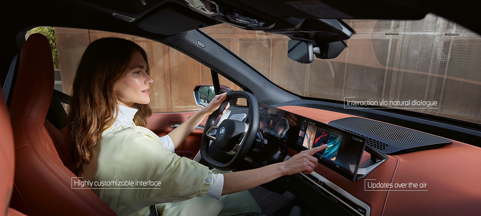 Vrouw gebruikt MyModes van BMW iDrive via het touchscreen Vrouw gebruikt MyModes van BMW iDrive via het touchscreen