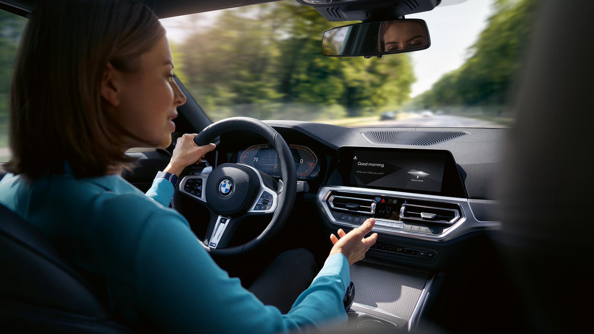Vrouw gebruikt BMW Intelligent Personal Assistant in BMW Vrouw gebruikt BMW Intelligent Personal Assistant van BMW ConnectedDrive in BMW