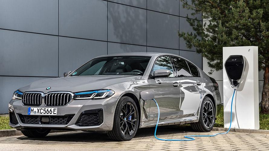 BMW Remote Software Upgrade BMW Plug-in Hybride voertuig bij laadstation BMW Remote Software Upgrade BMW Plug-in Hybride voertuig bij laadstation driekwart vooraanzicht