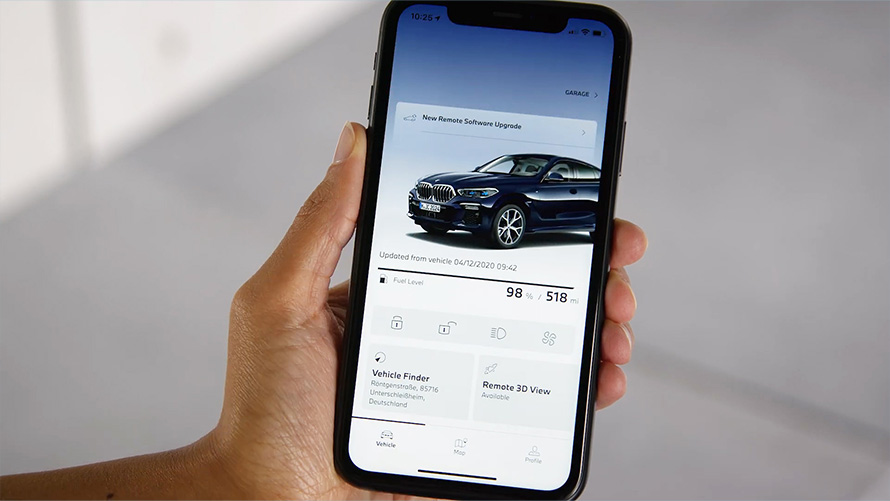 Smartphone in hand weergave My BMW App Remote Software Upgrade smartphone in hand weergave My BMW App