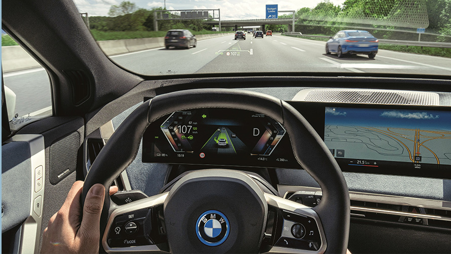 Uitzicht op snelweg vanuit BMW Uitzicht op snelweg vanaf bestuurdersstoel in BMW