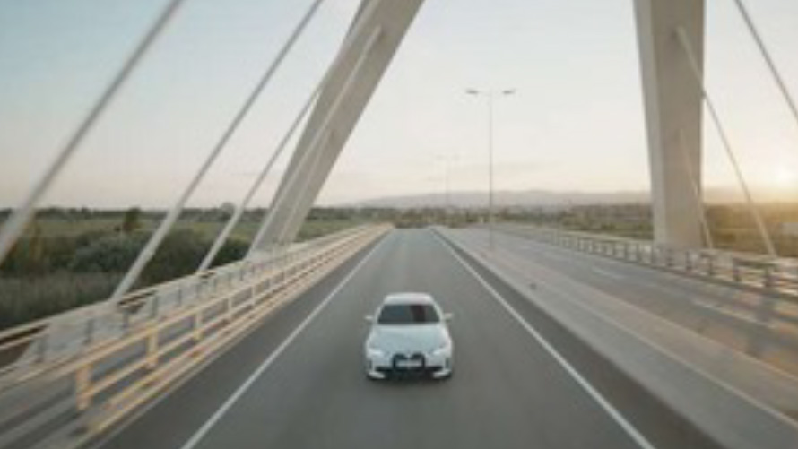 BMW IconicSounds Electric BMW op brug BMW IconicSounds Electric BMW rijdt over brug