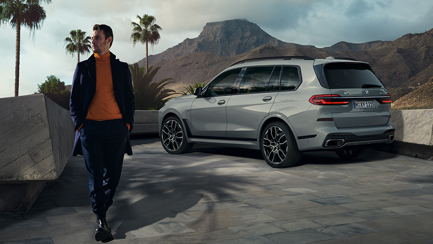 Geparkeerde BMW X7 (G07) Remote Control Parking Remote Control Parking man voor BMW X7 (G07) driekwart achteraanzicht