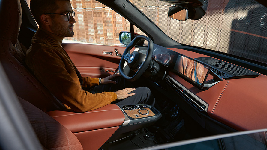 Remote Software Upgrade man in BMW kijkt op centrale informatiedisplay Man in BMW kijkt op centrale informatiedisplay