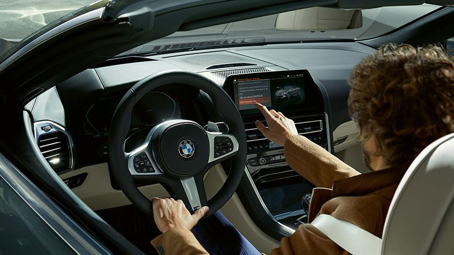 Remote Software Upgrade Remote Software Upgrade, man zit in BMW en gebruikt Control Display