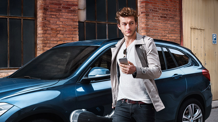 Navigate Door-to-Door Jonge man loopt door de stad en gebruikt Navigate Door-to-Door op zijn smartphone