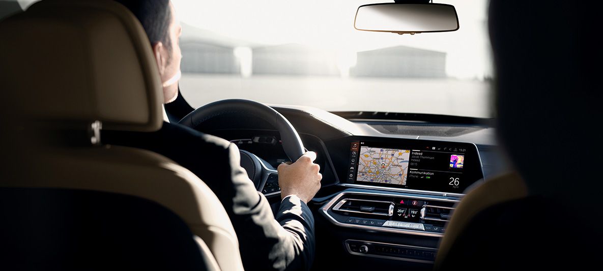 BMW Beveiligde voertuigen rijderstraining interieur BMW Beveiligde voertuigen rijderstraining interieur man bestuurt BMW