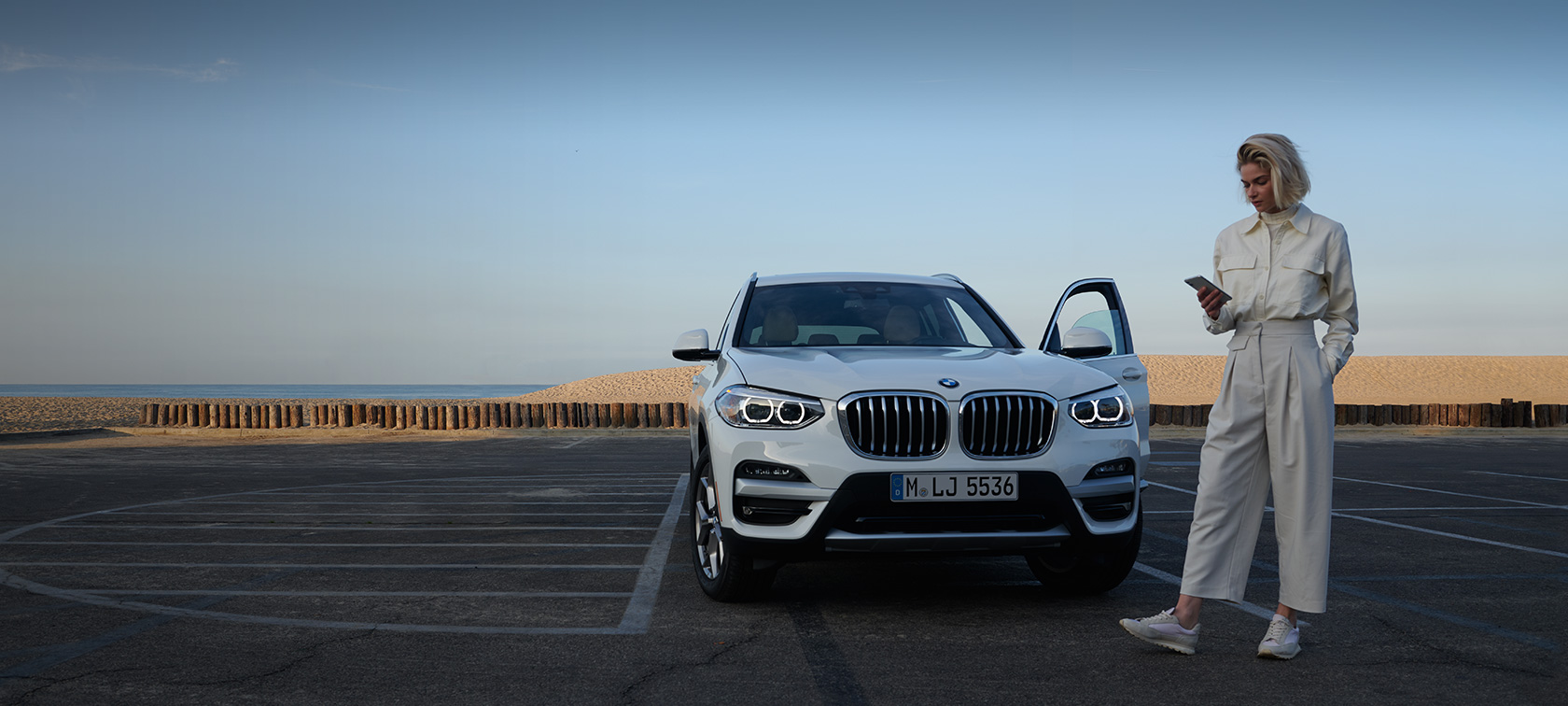 My BMW App – vrouw met smartphone My BMW App – vrouw met smartphone
